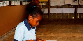 Young readers in Madang receive books under T4E project