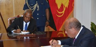 Senior Public Servants Sign Employment Contracts